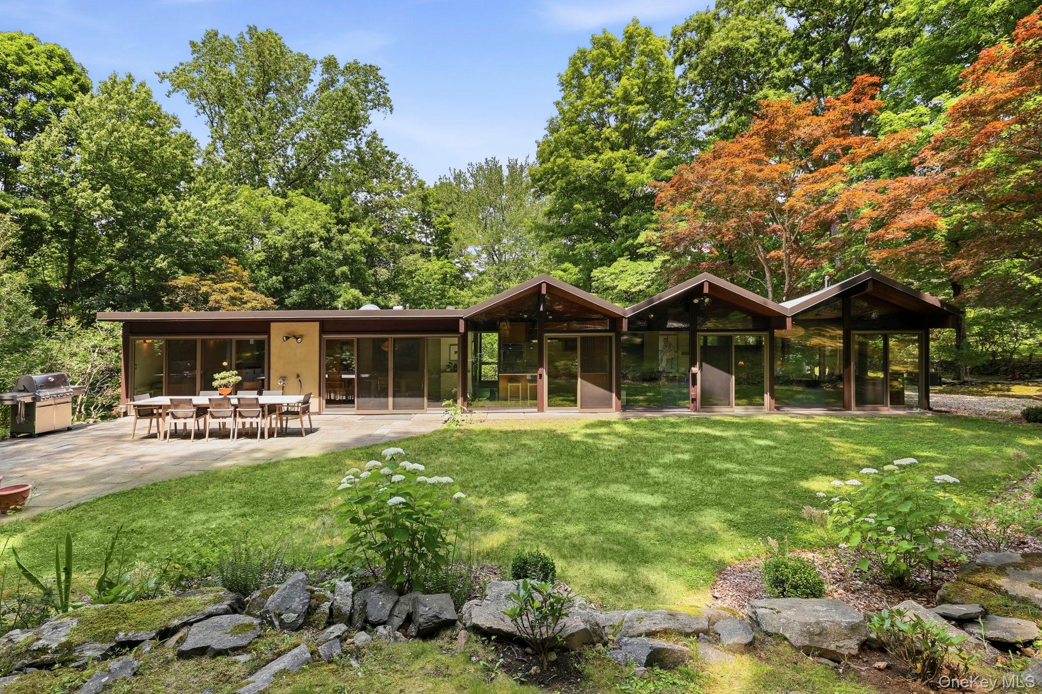 670 Long Hill Road W