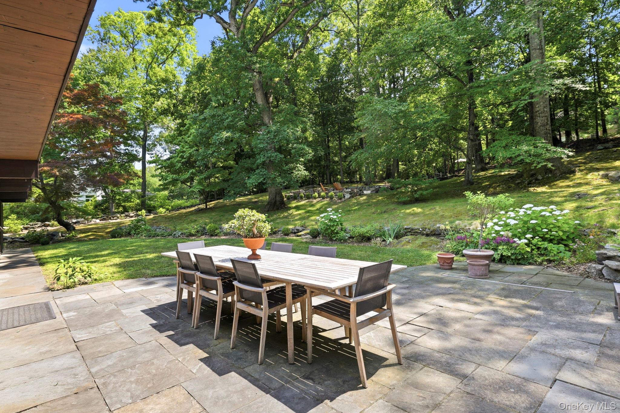 670 Long Hill Road W