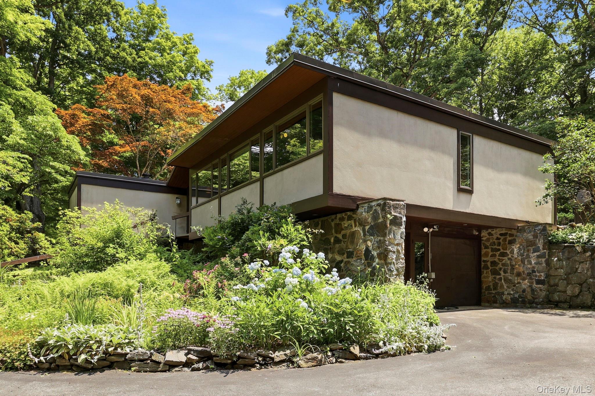 670 Long Hill Road W