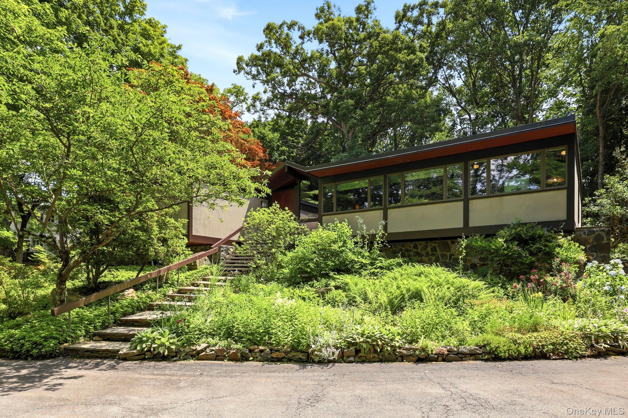 670 Long Hill Road W