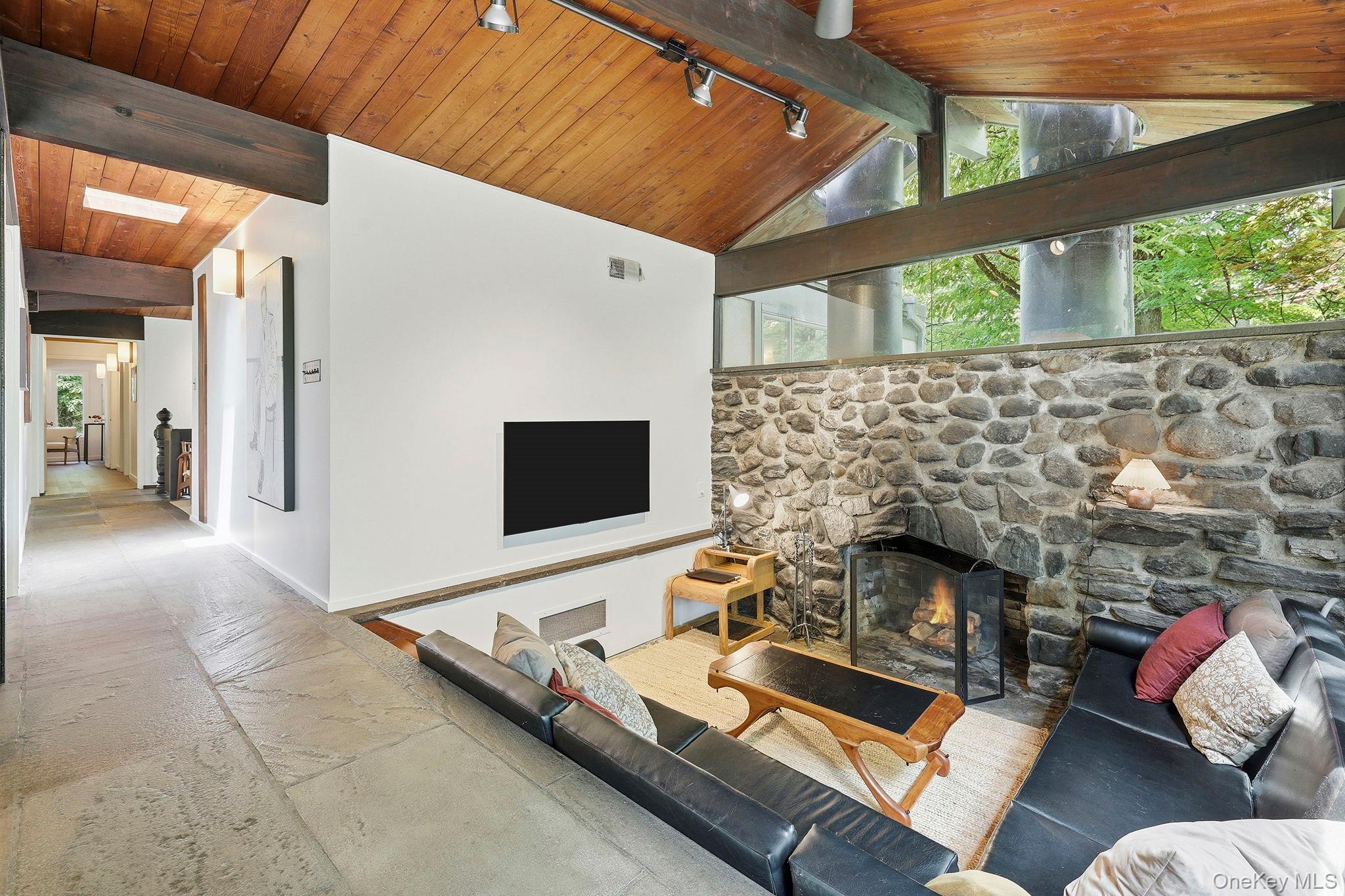 670 Long Hill Road W