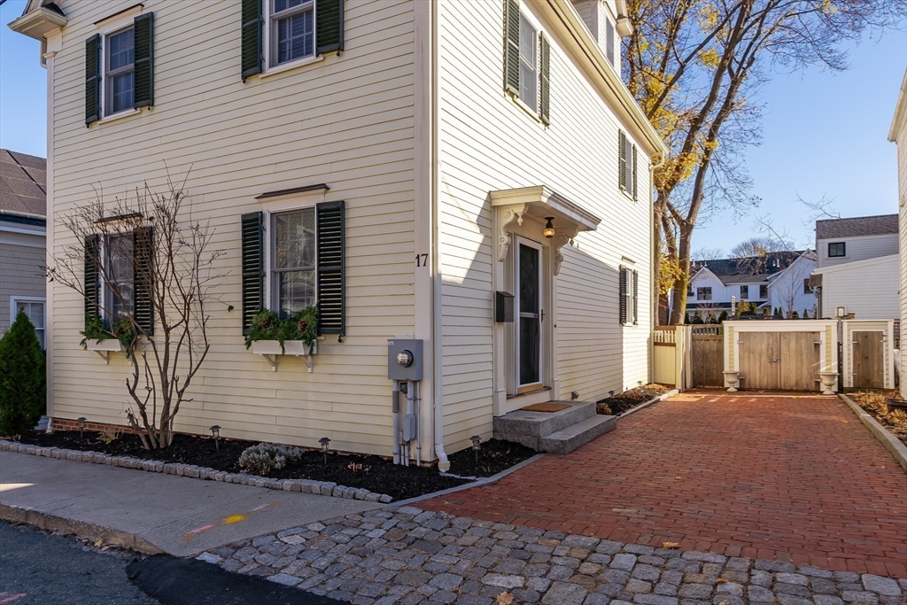 17 Lunt St