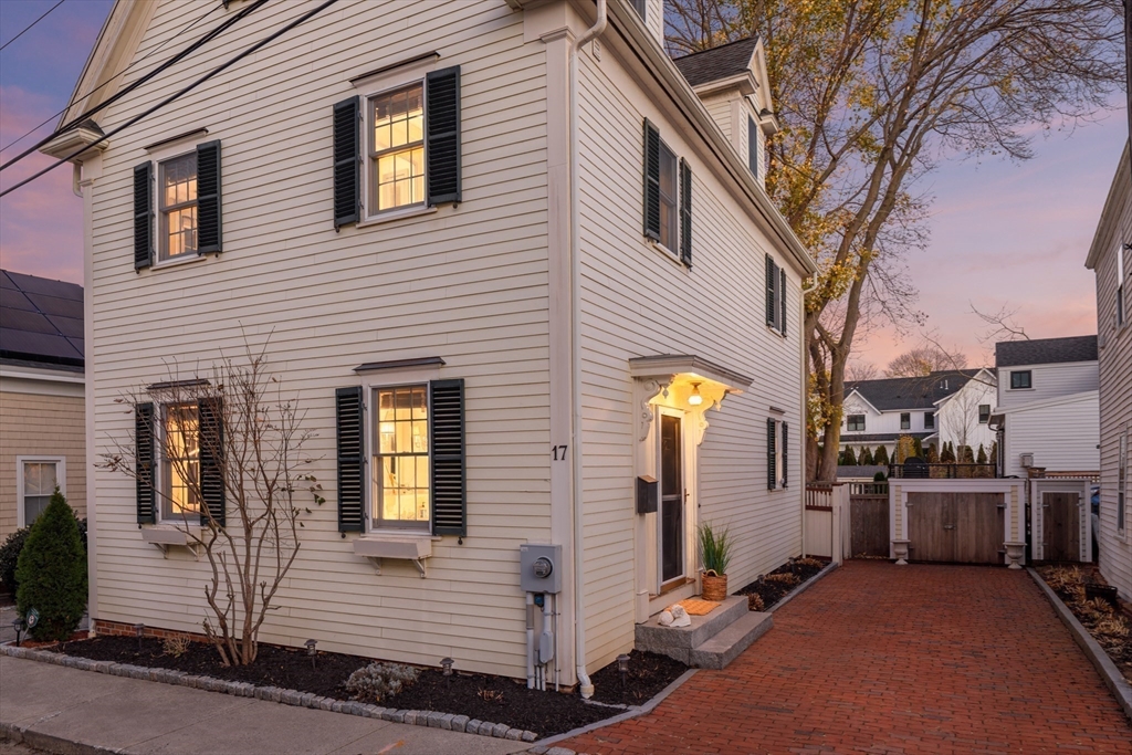 17 Lunt St