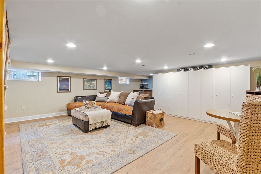 17 Lunt St