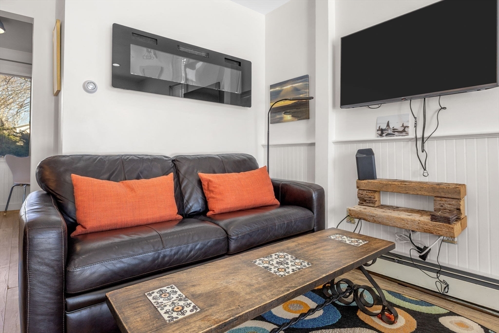 495 Commercial St # 11