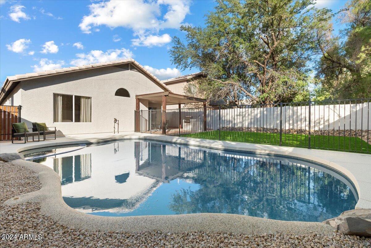 209 W HELENA Drive