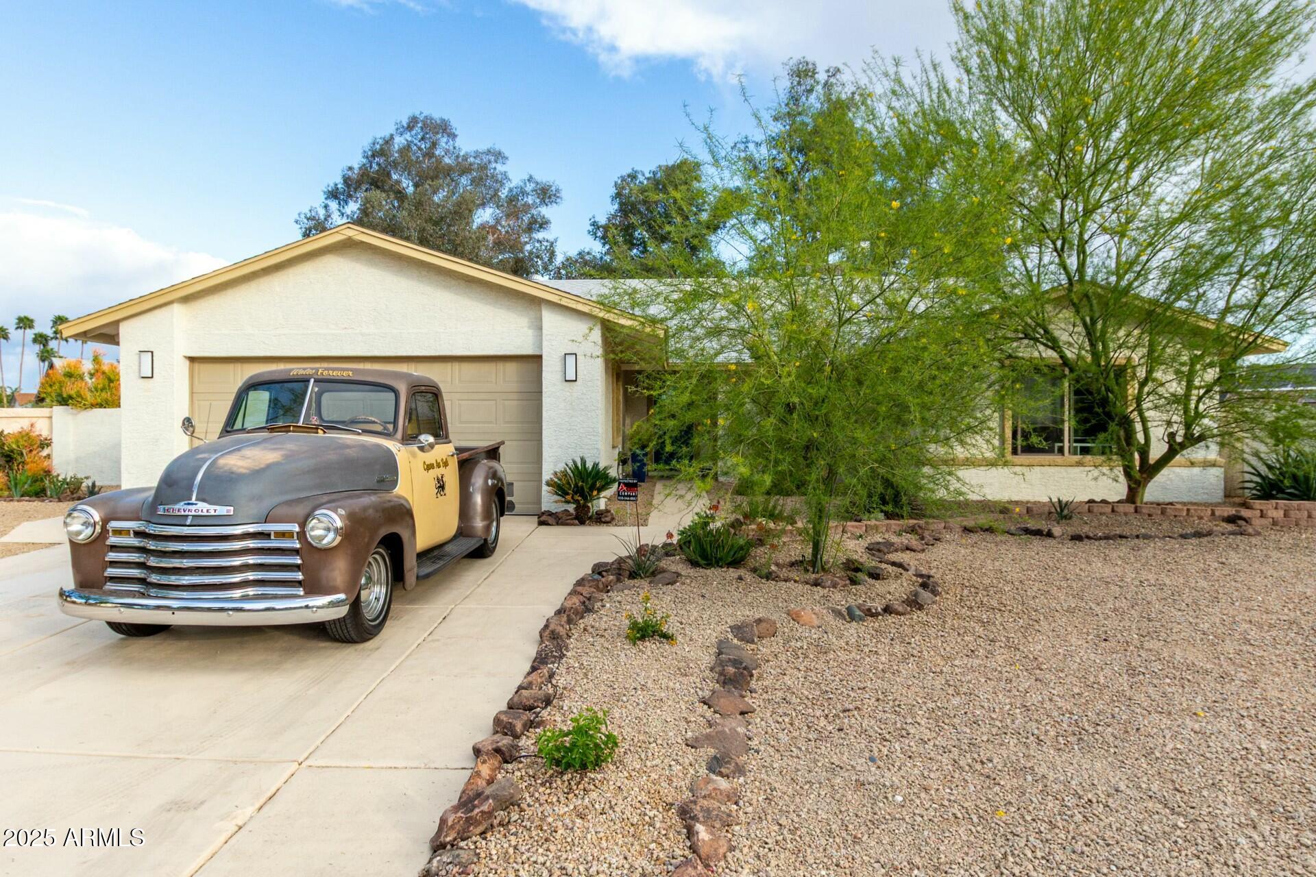5253 E WALTANN Lane