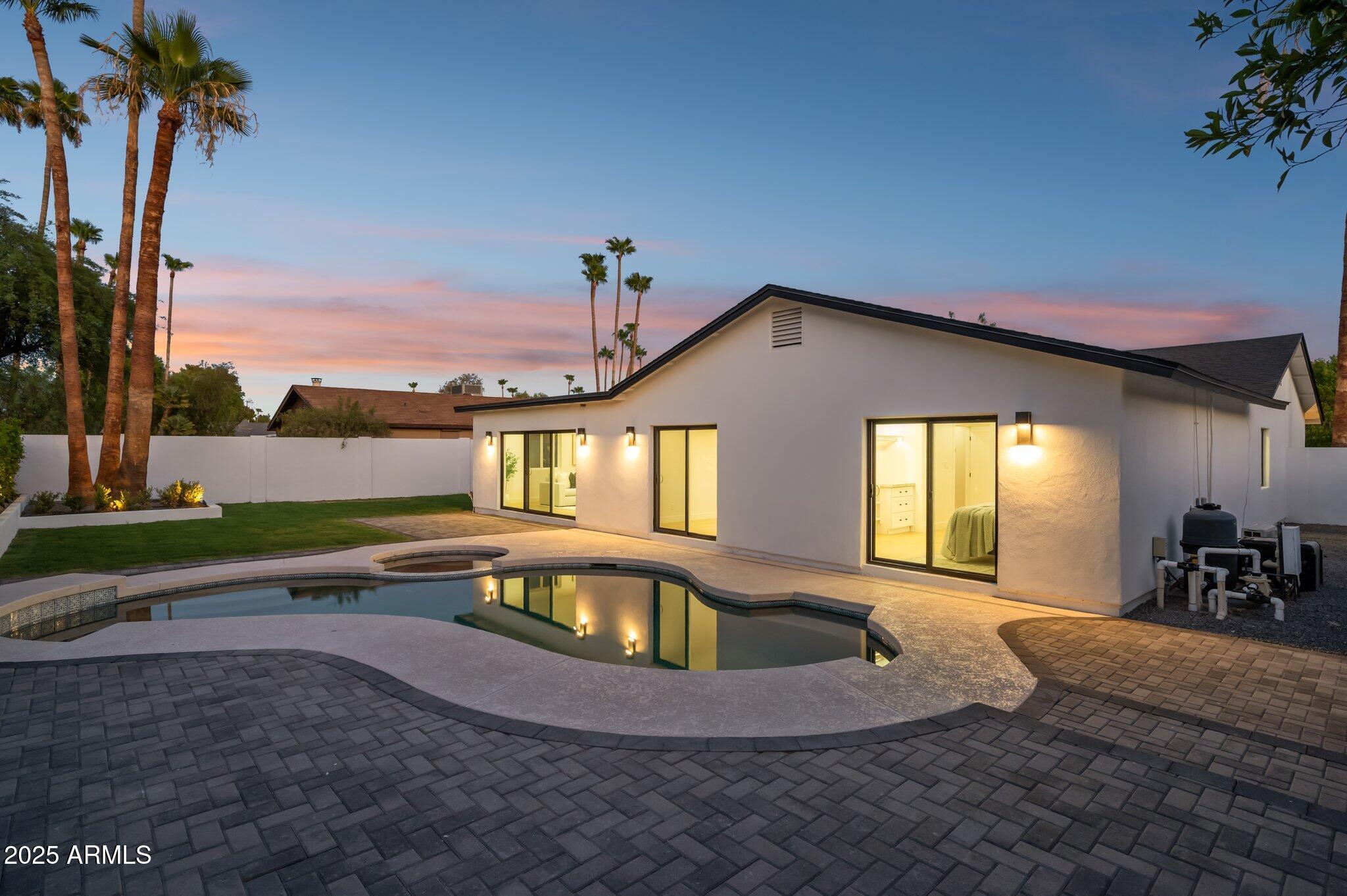 4944 E WINDROSE Drive