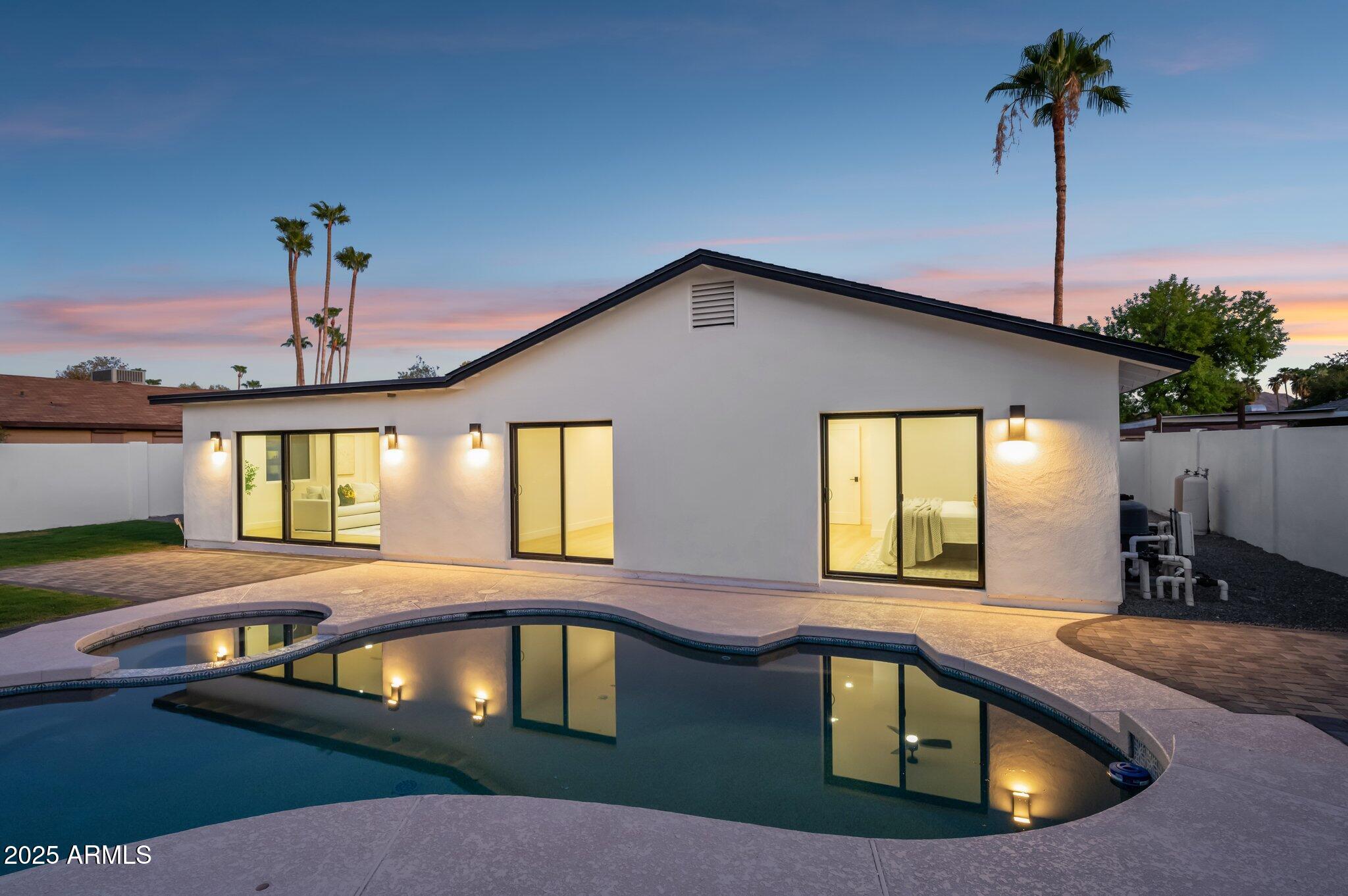 4944 E WINDROSE Drive