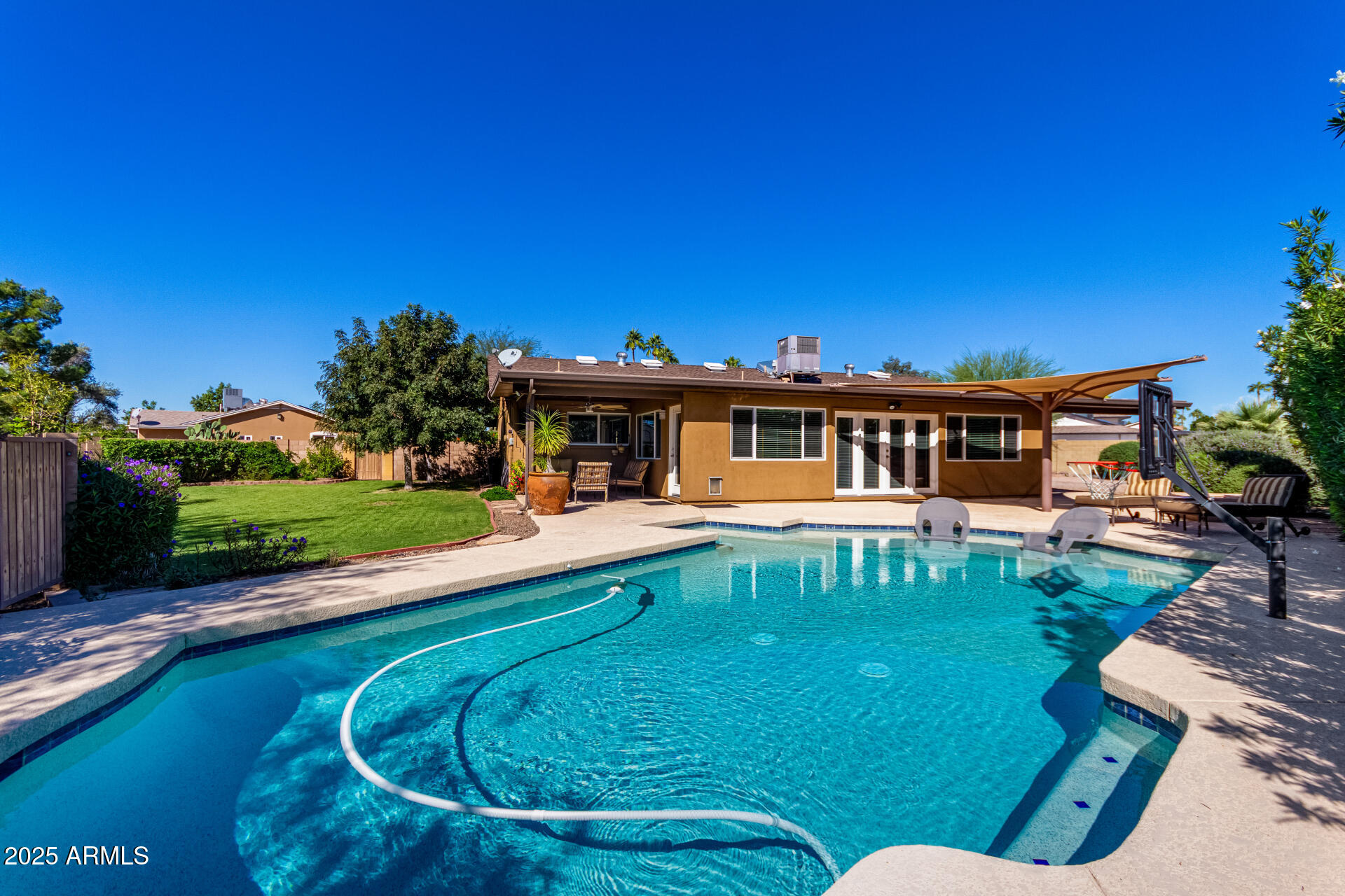 5129 E VOLTAIRE Avenue