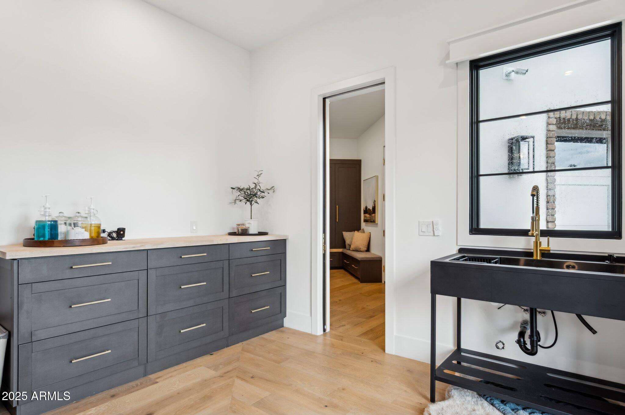 8624 E CAROL Way, Scottsdale