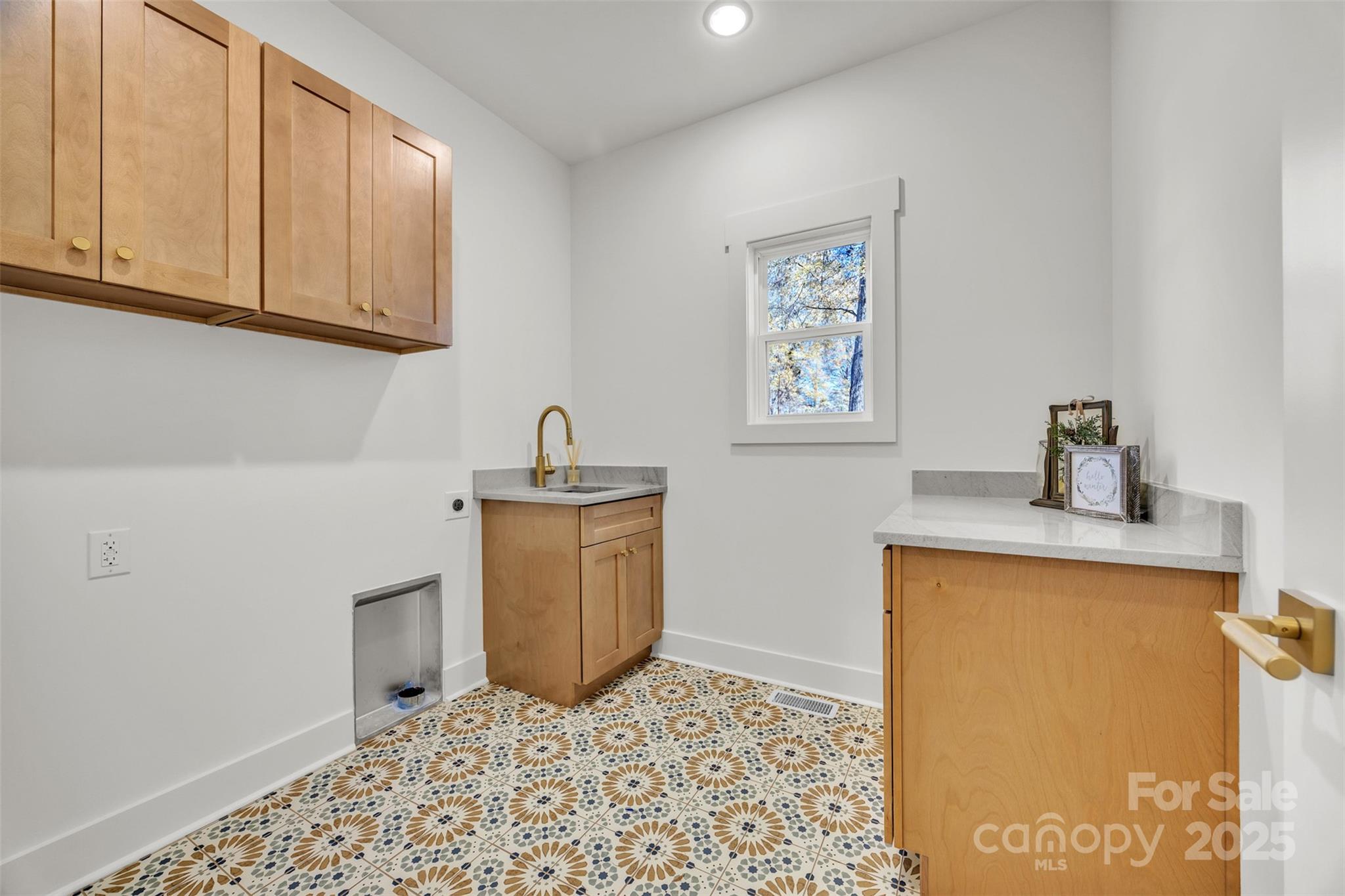 77 2nd Avenue SE