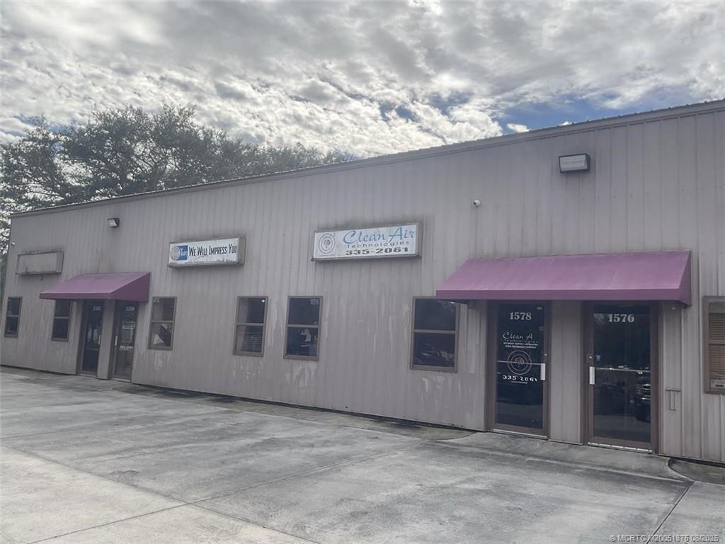 1576 SE South Niemeyer Circle