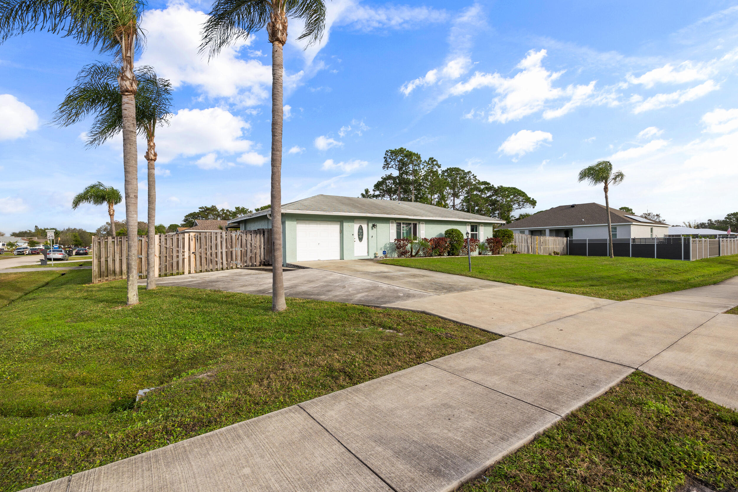 257 SW Thornhill Drive