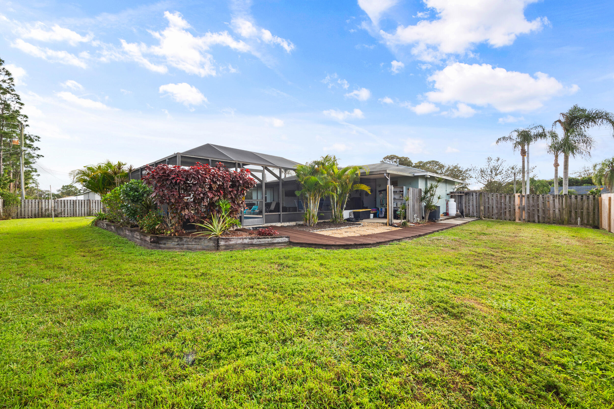 257 SW Thornhill Drive