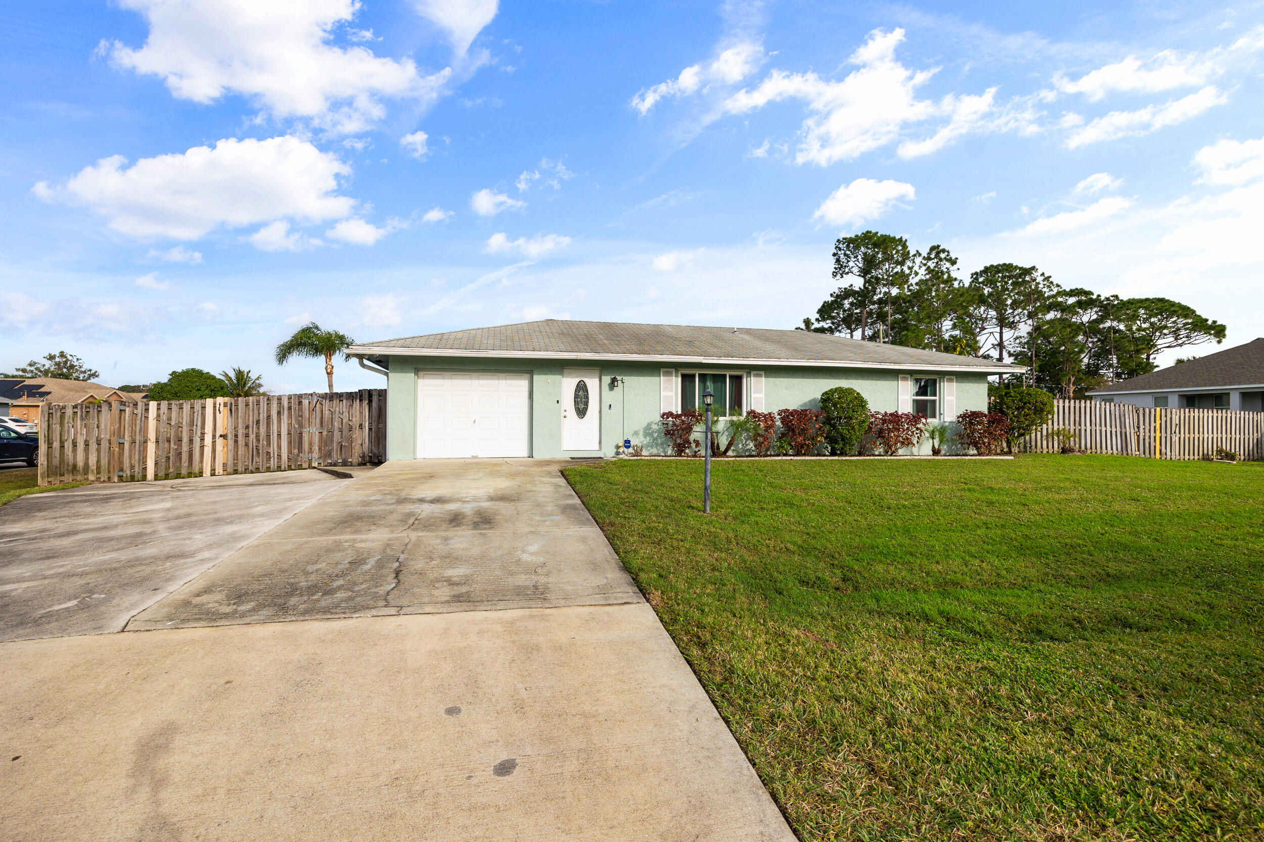 257 SW Thornhill Drive