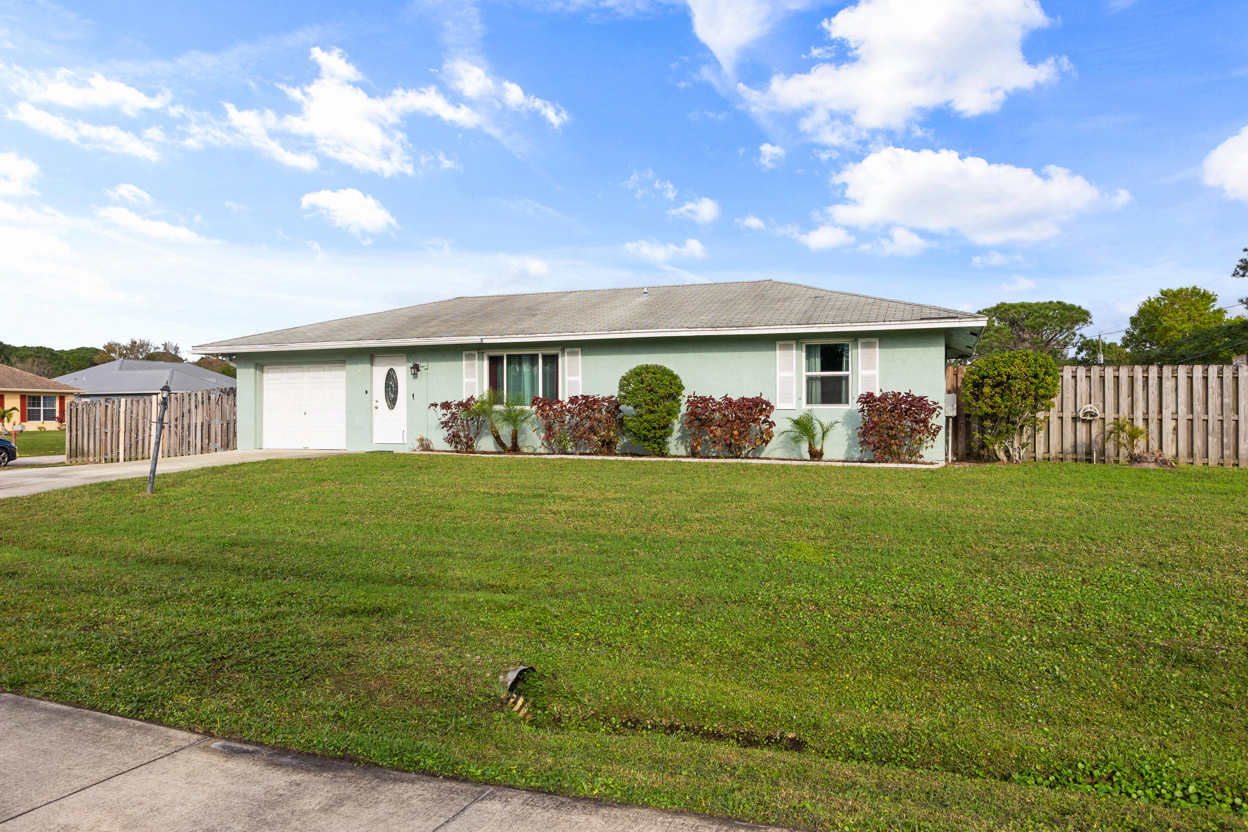 257 SW Thornhill Drive