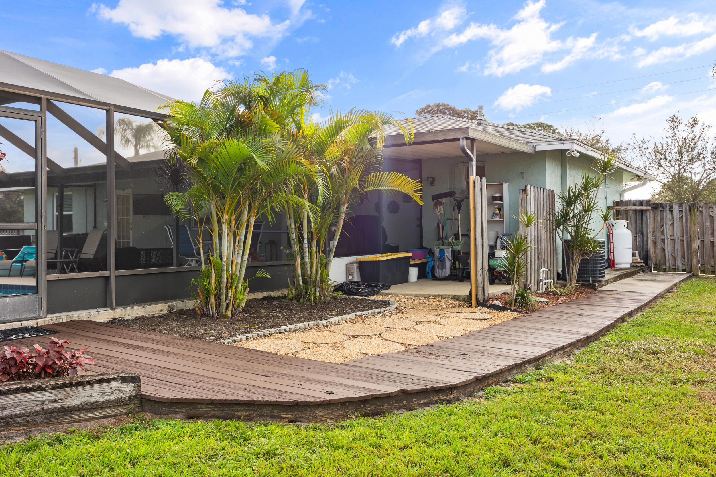 257 SW Thornhill Drive