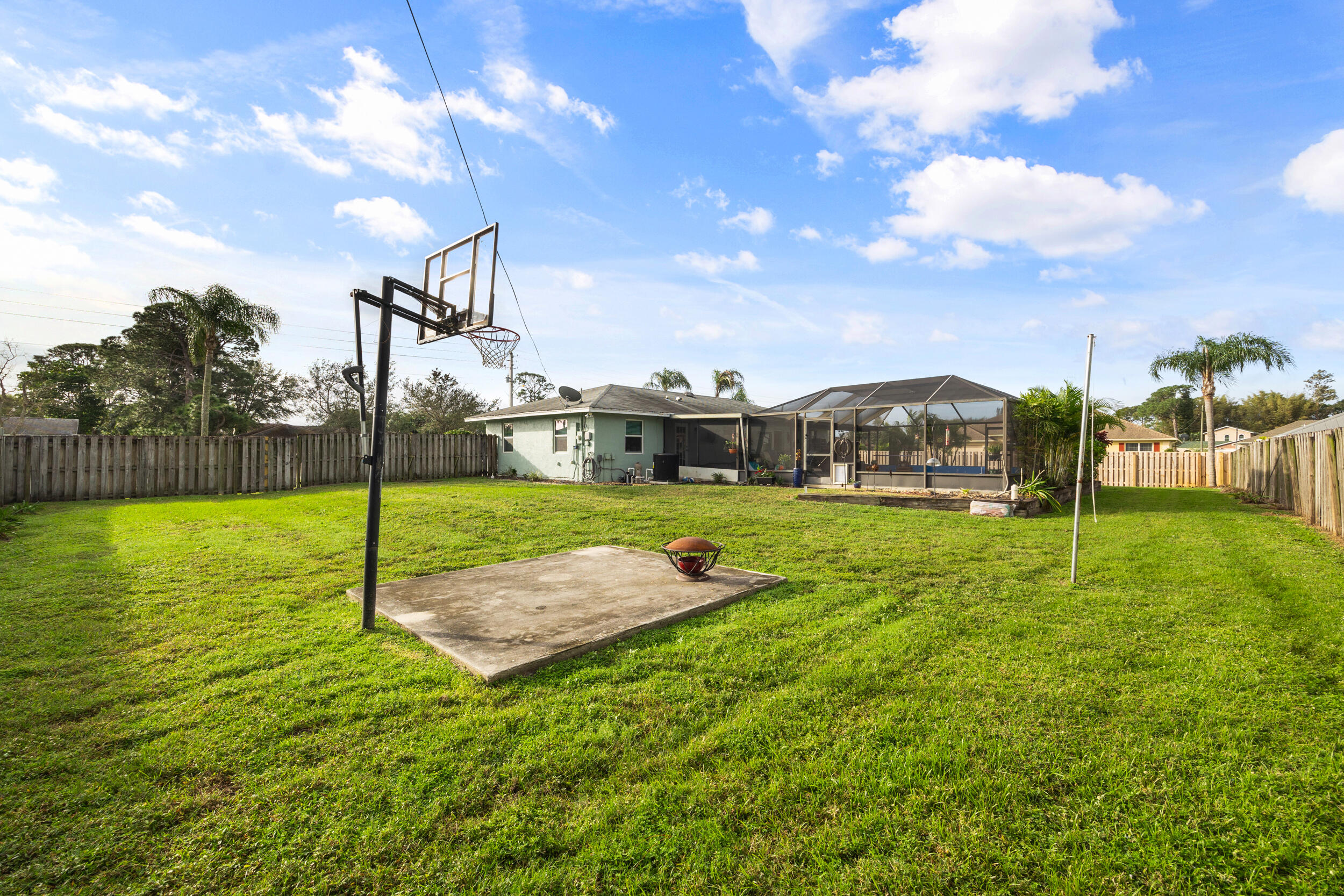 257 SW Thornhill Drive