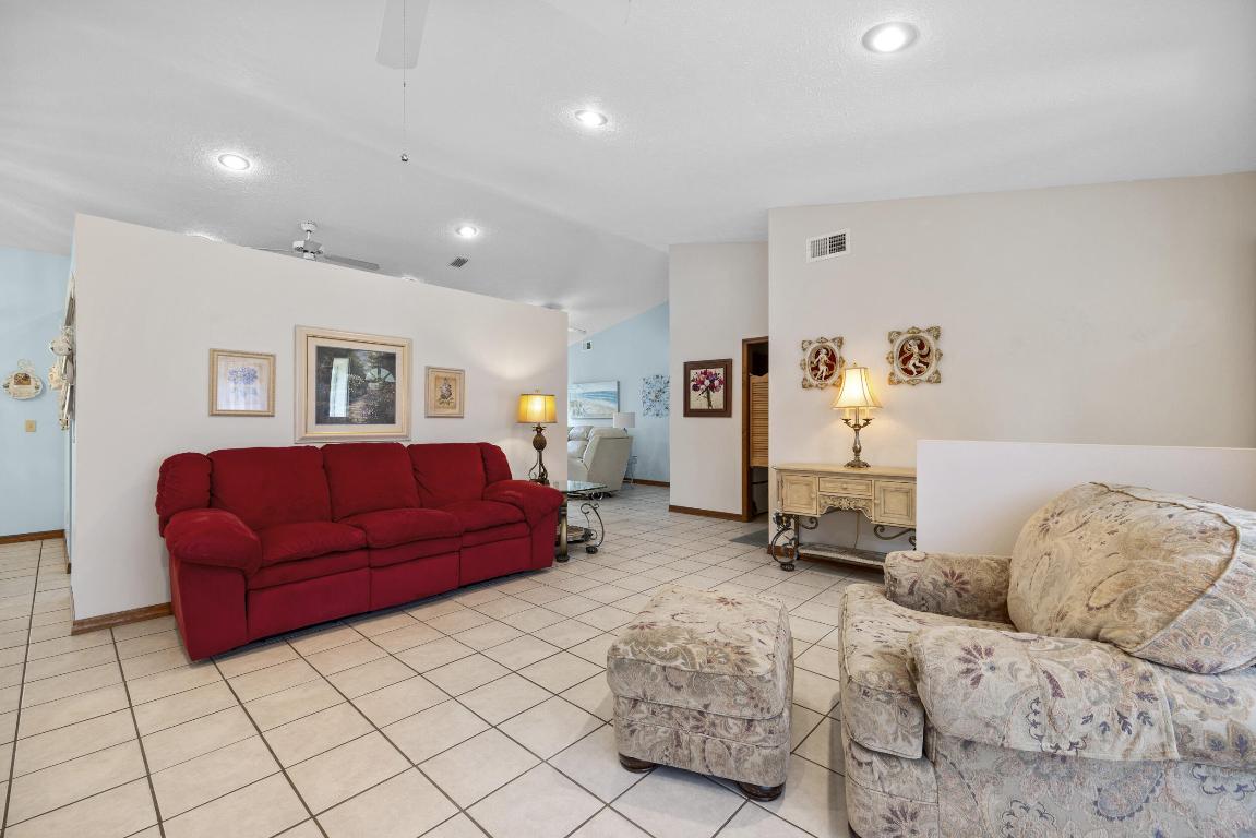 164 SW Airview Avenue