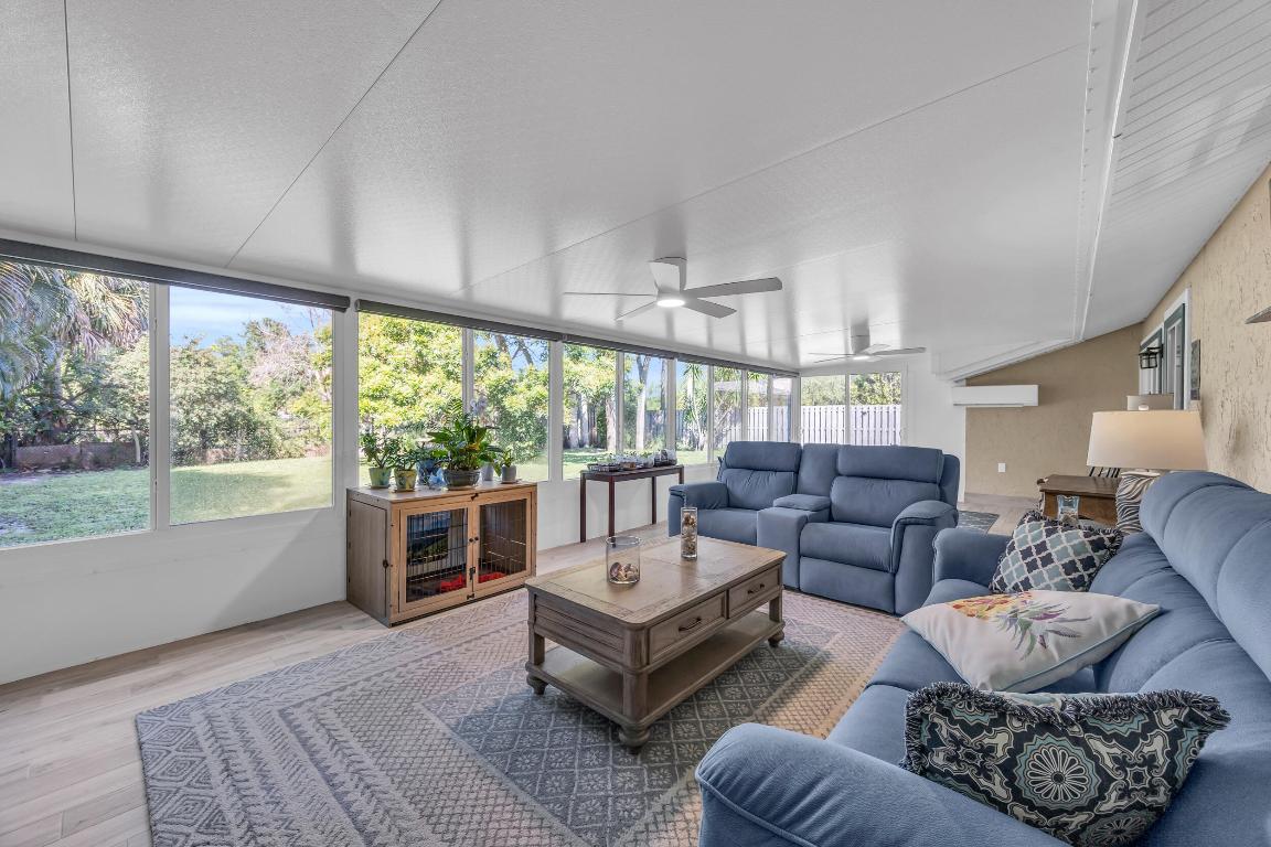 1718 SE Cascella Court