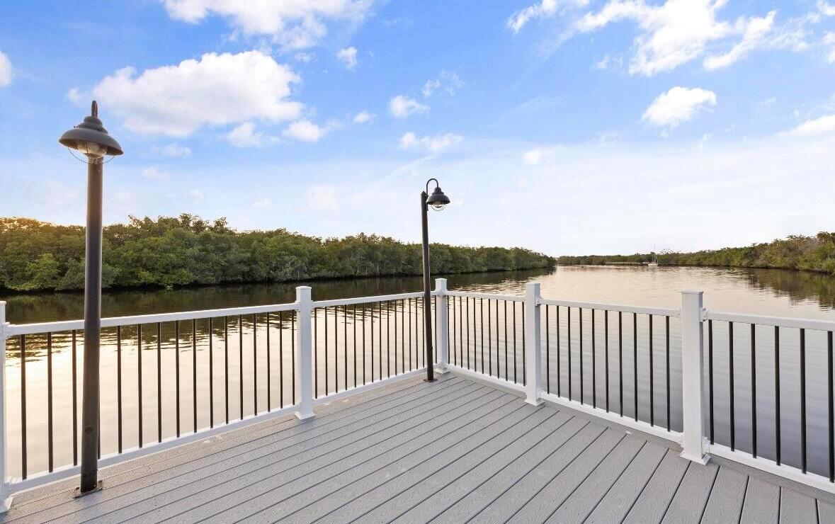 718 SW Riverwatch Place