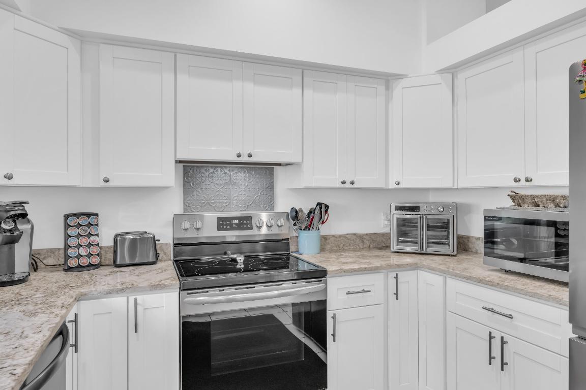 2735 SW Mariposa Circle