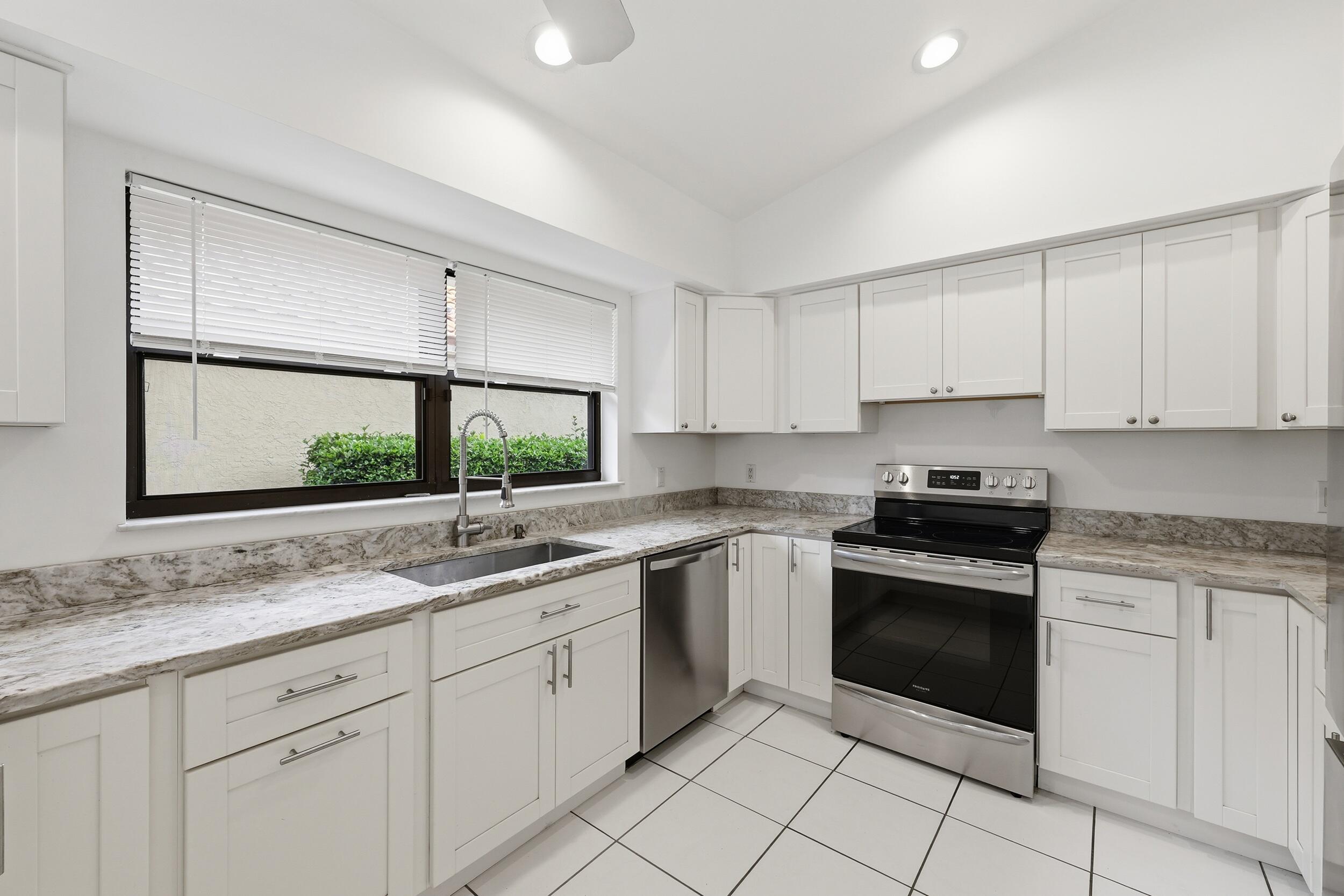 2735 SW Mariposa Circle