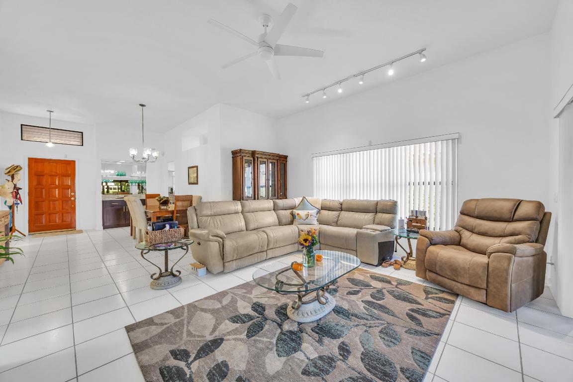 2735 SW Mariposa Circle