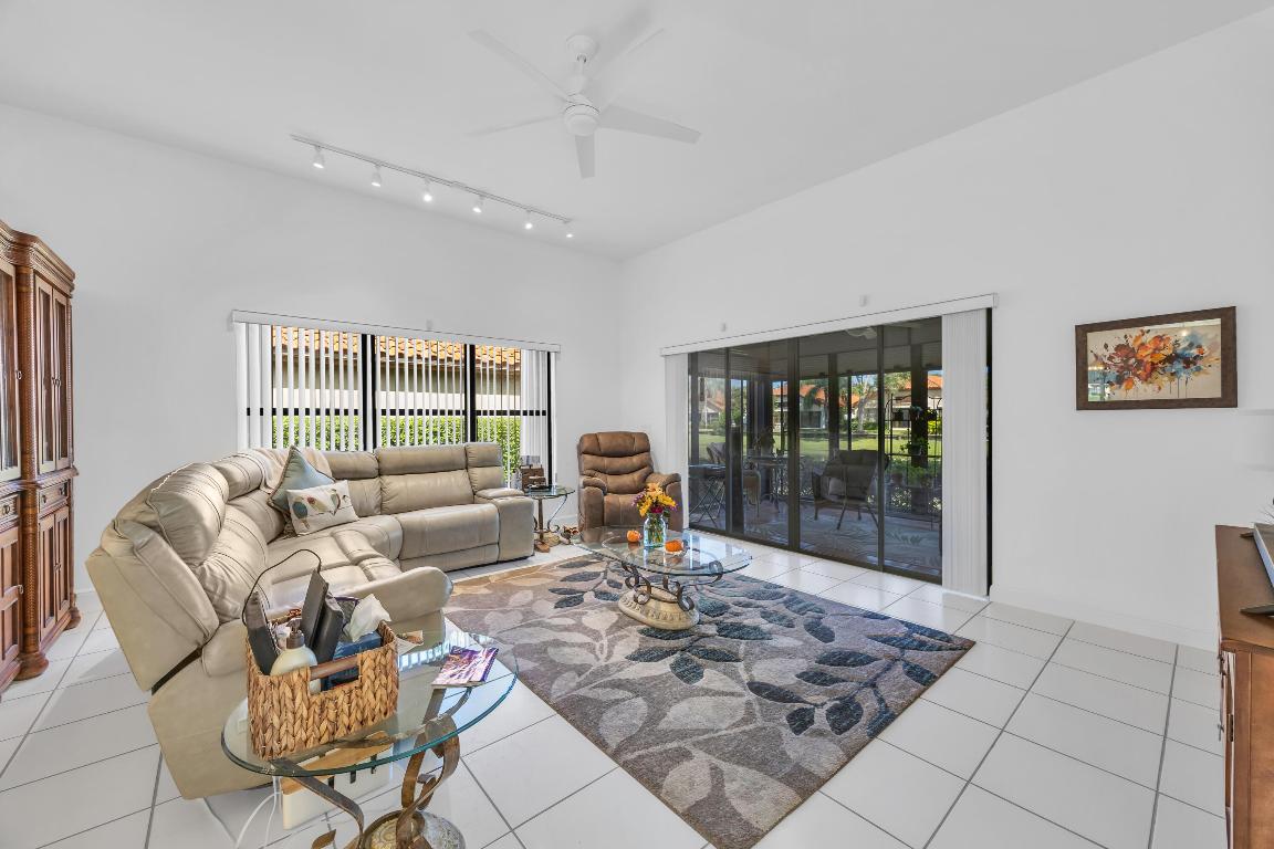 2735 SW Mariposa Circle