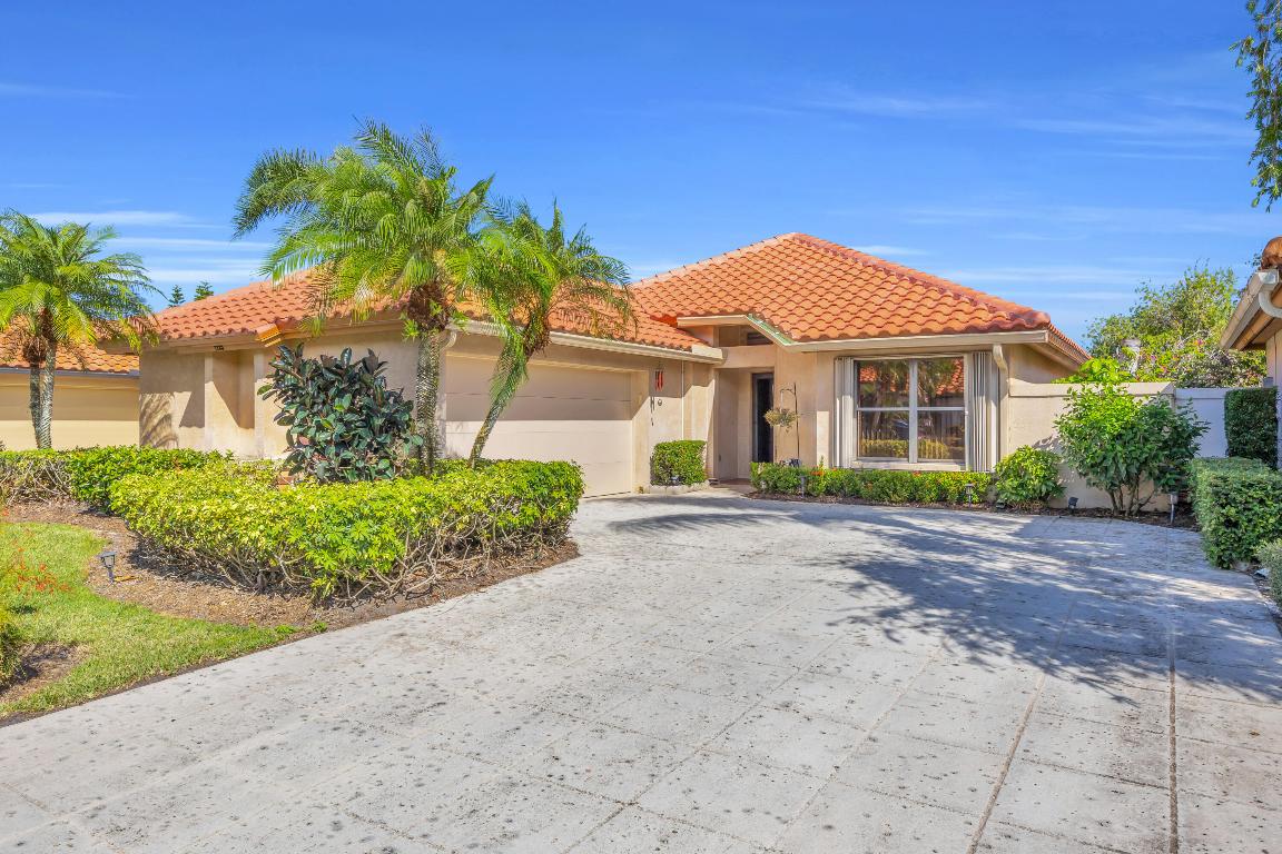 2735 SW Mariposa Circle