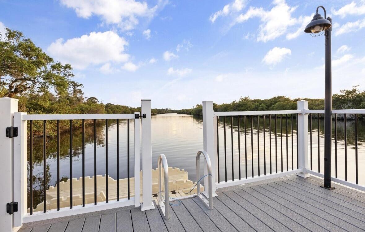 668 SW Riverwatch Place