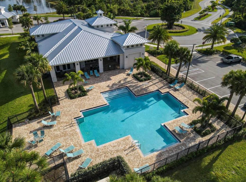 668 SW Riverwatch Place