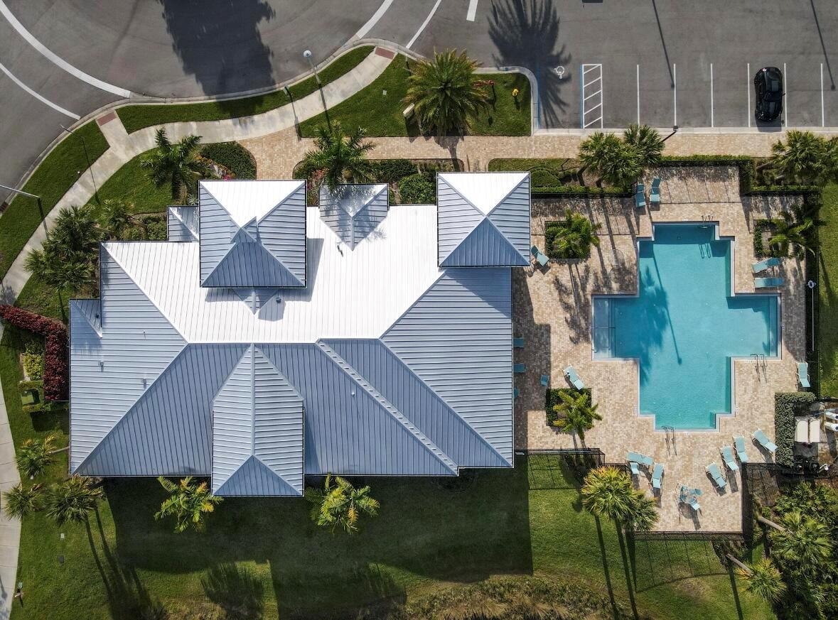 668 SW Riverwatch Place