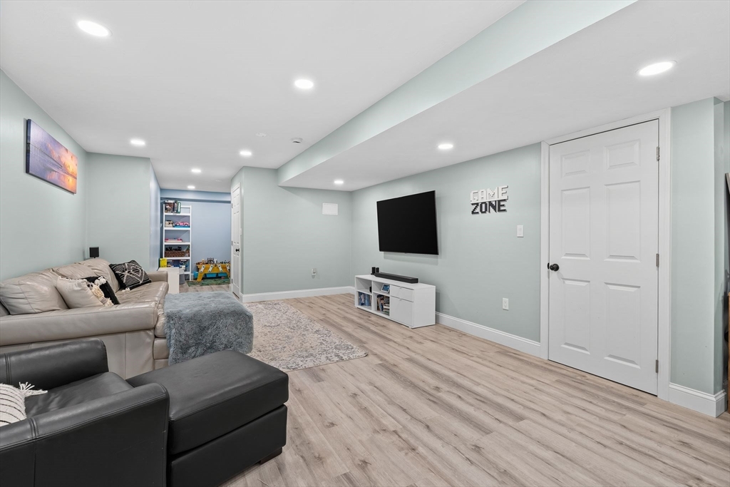 7 Maris Ln