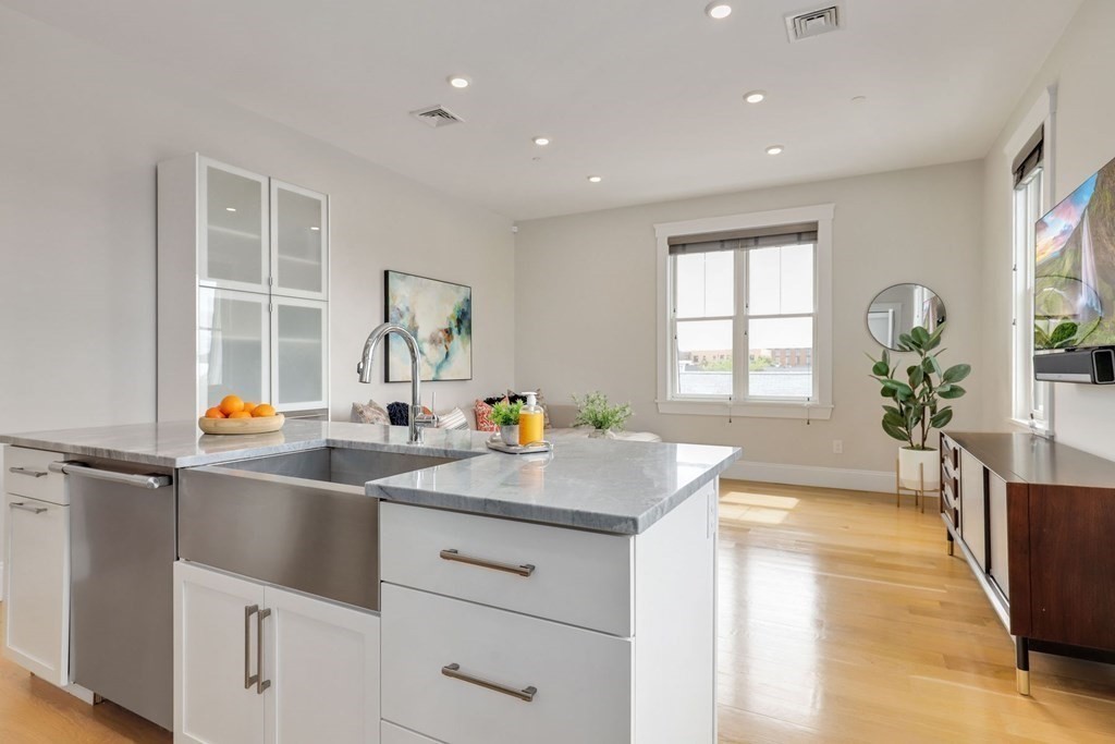 593 Somerville Unit: 6