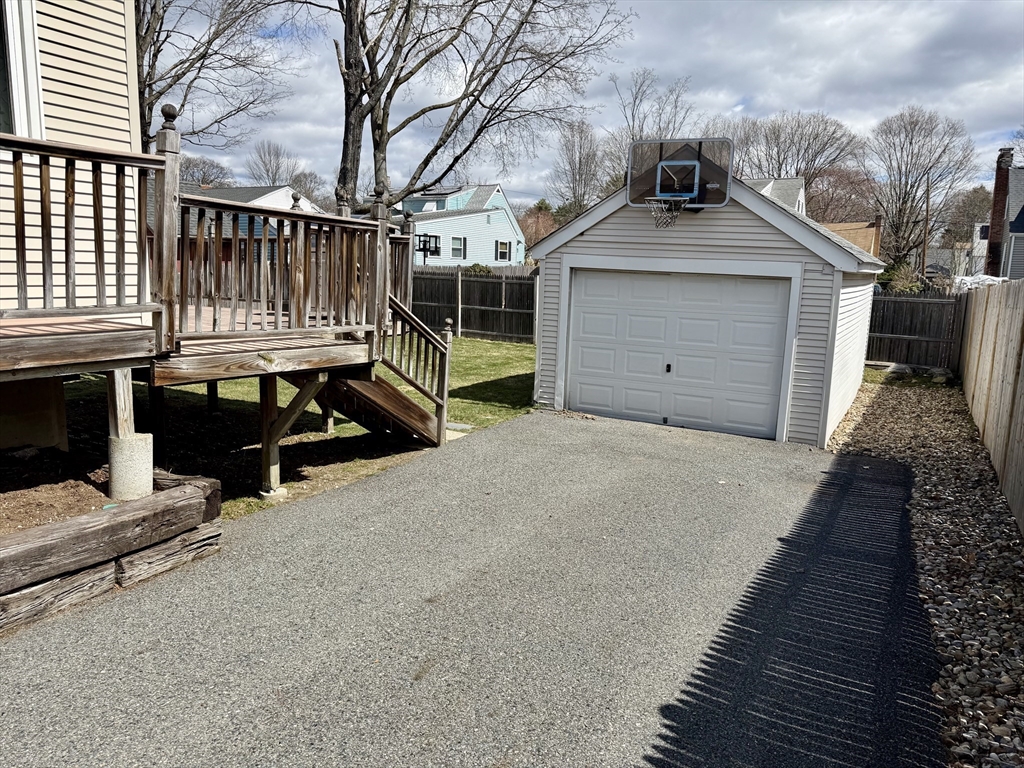 18 Circle Dr