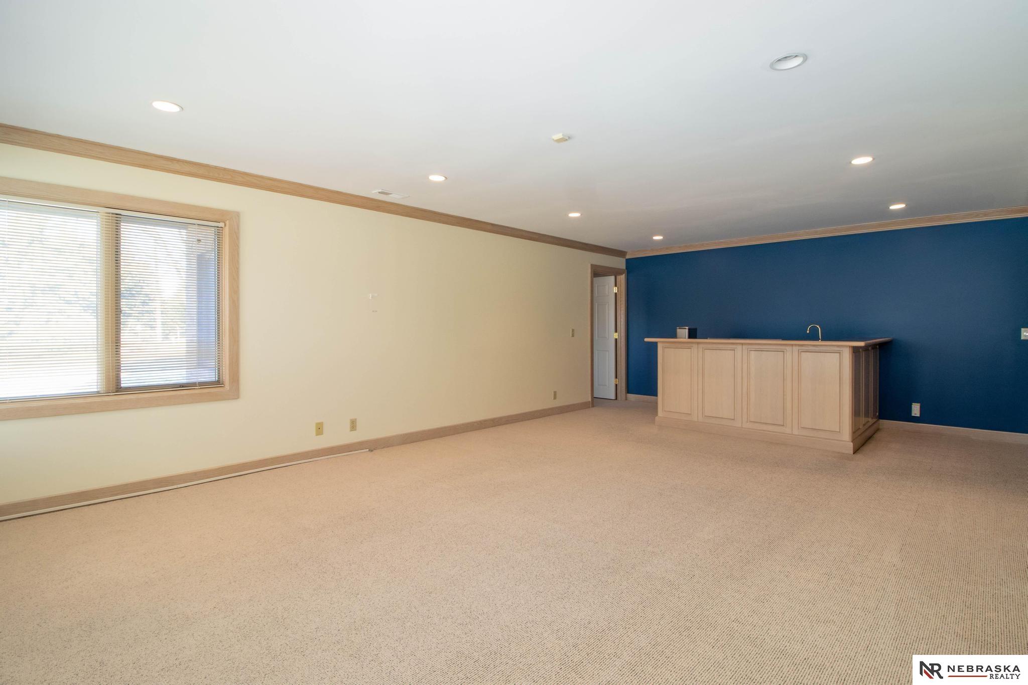 6721 Holmes Court