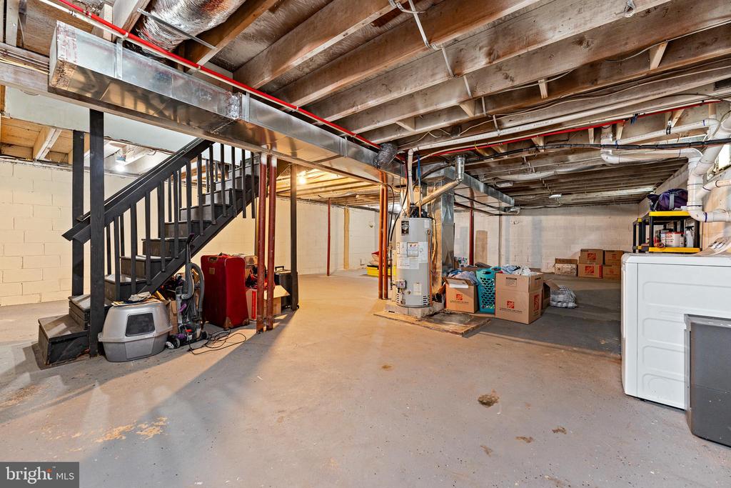 601 W 6th St