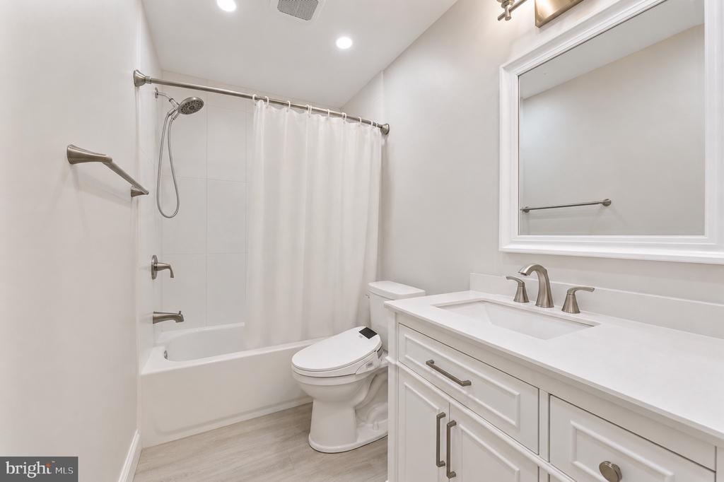 115 E KINGS HIGHWAY Unit: #140