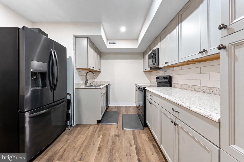115 E KINGS HIGHWAY Unit: #140