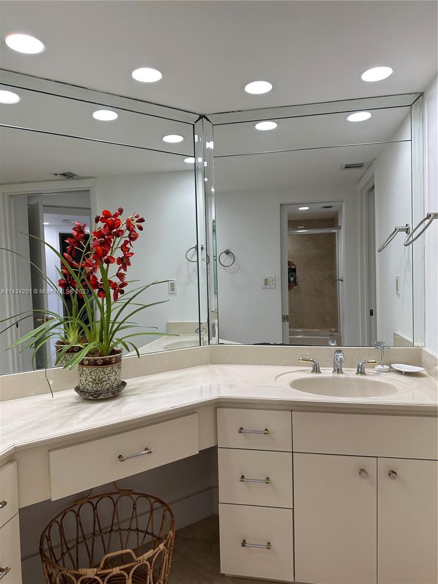 2333 Brickell Ave. # 2716