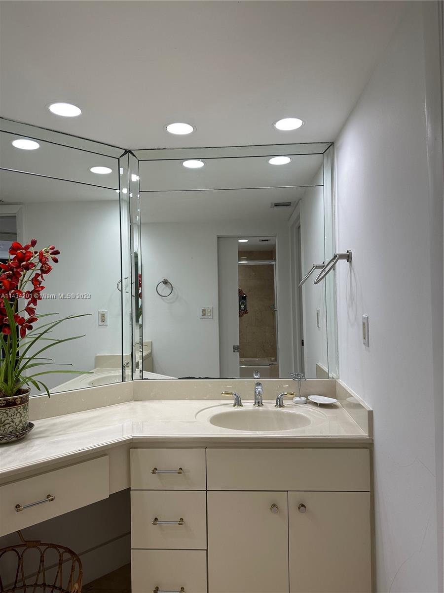 2333 Brickell Ave. # 2716