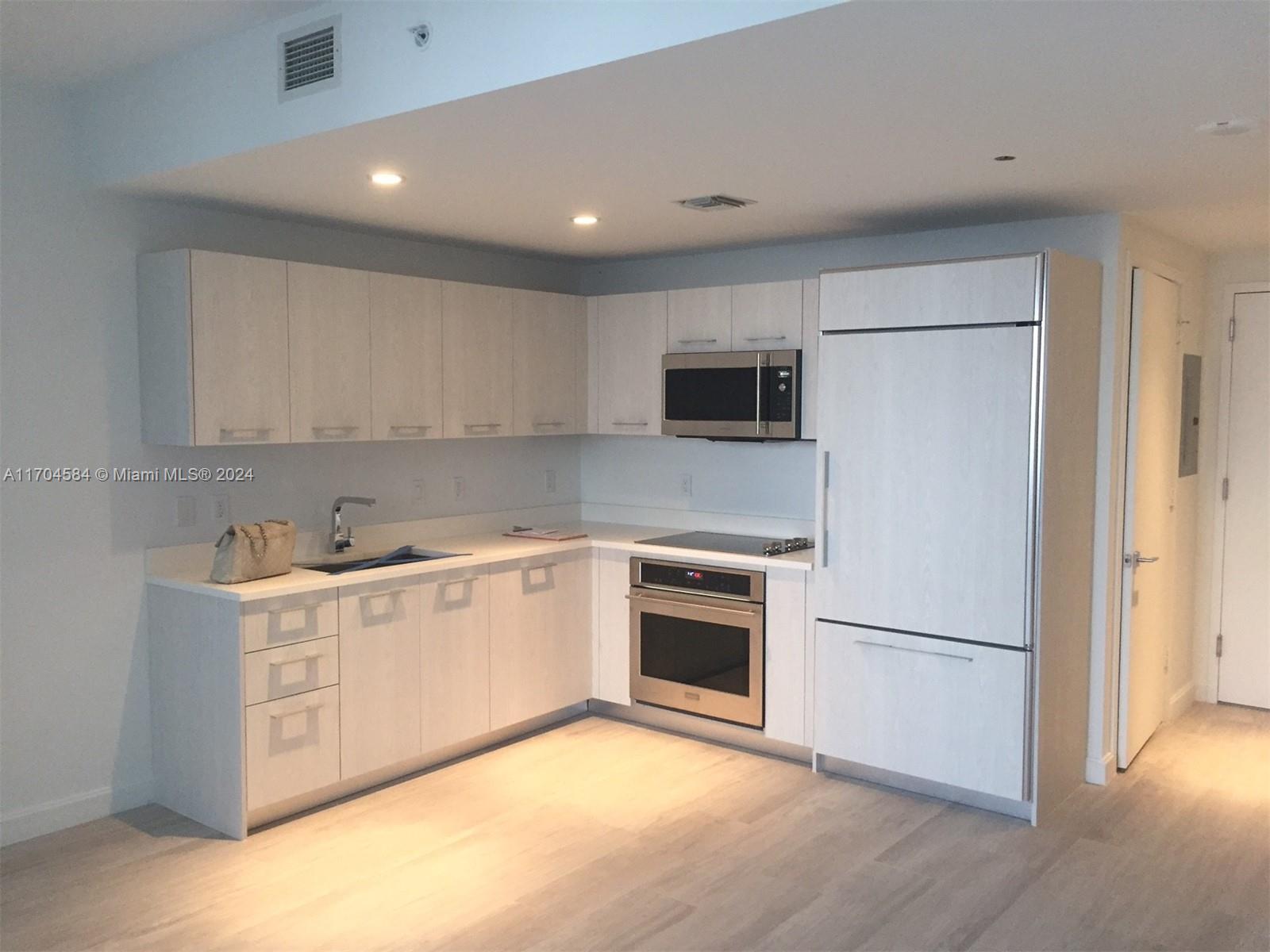 45 SW 9th St # 2302
