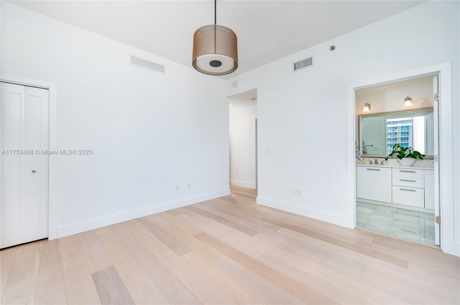1060 Brickell Ave # 4203