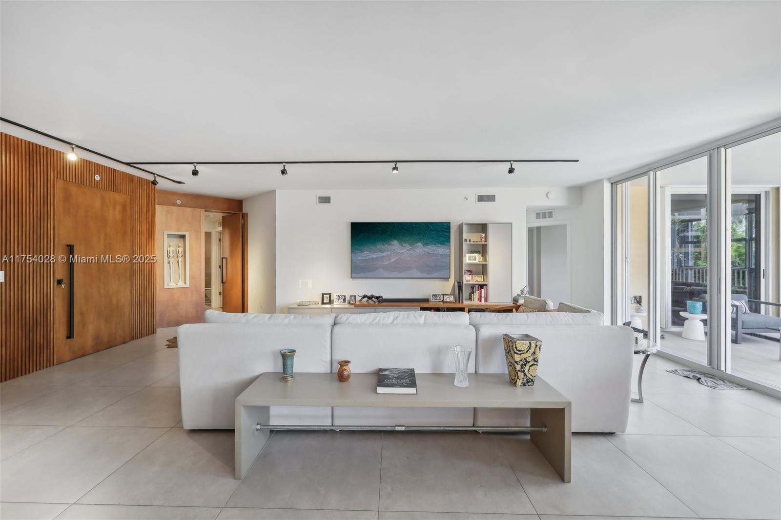 723 Crandon Blvd # 206