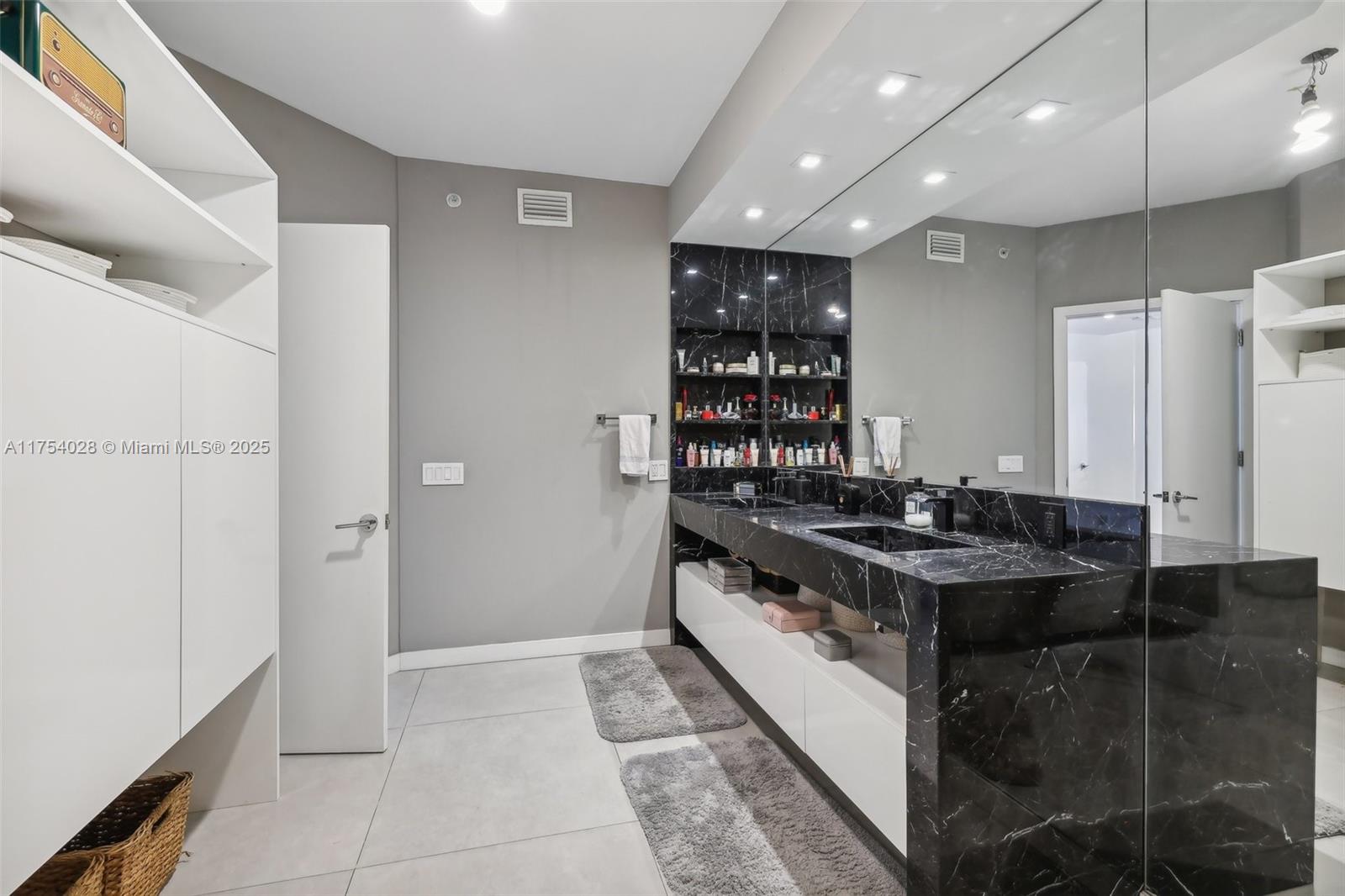 723 Crandon Blvd # 206
