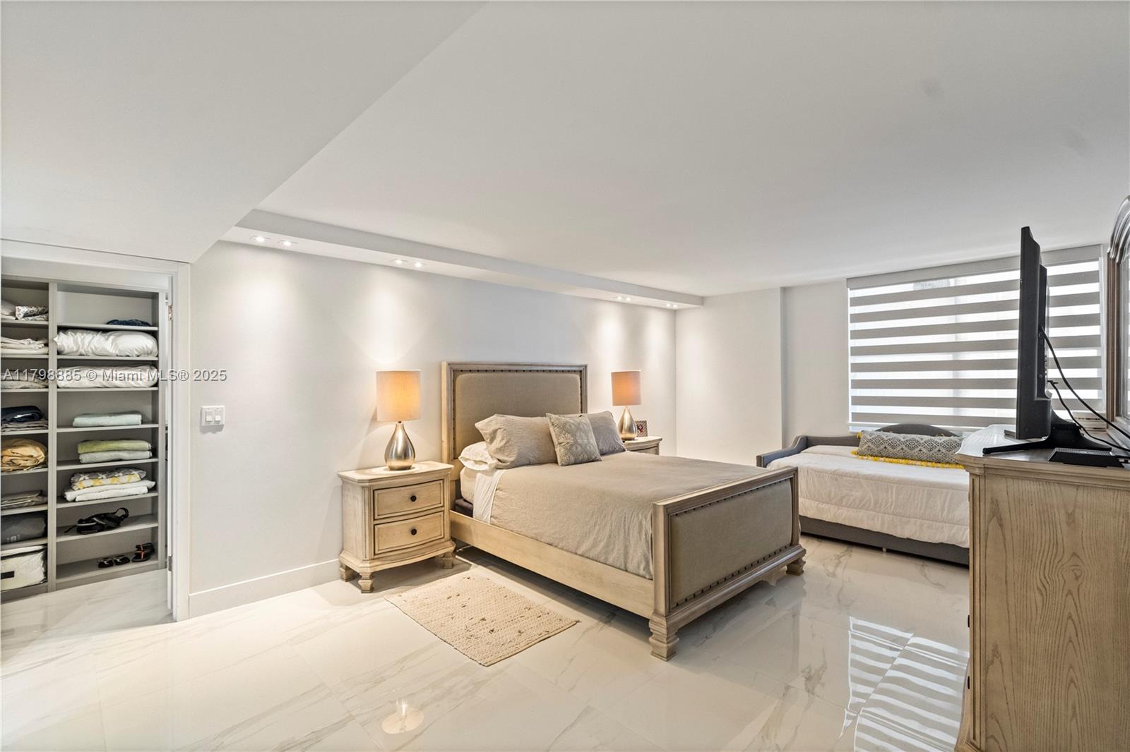 6039 Collins Ave # 521