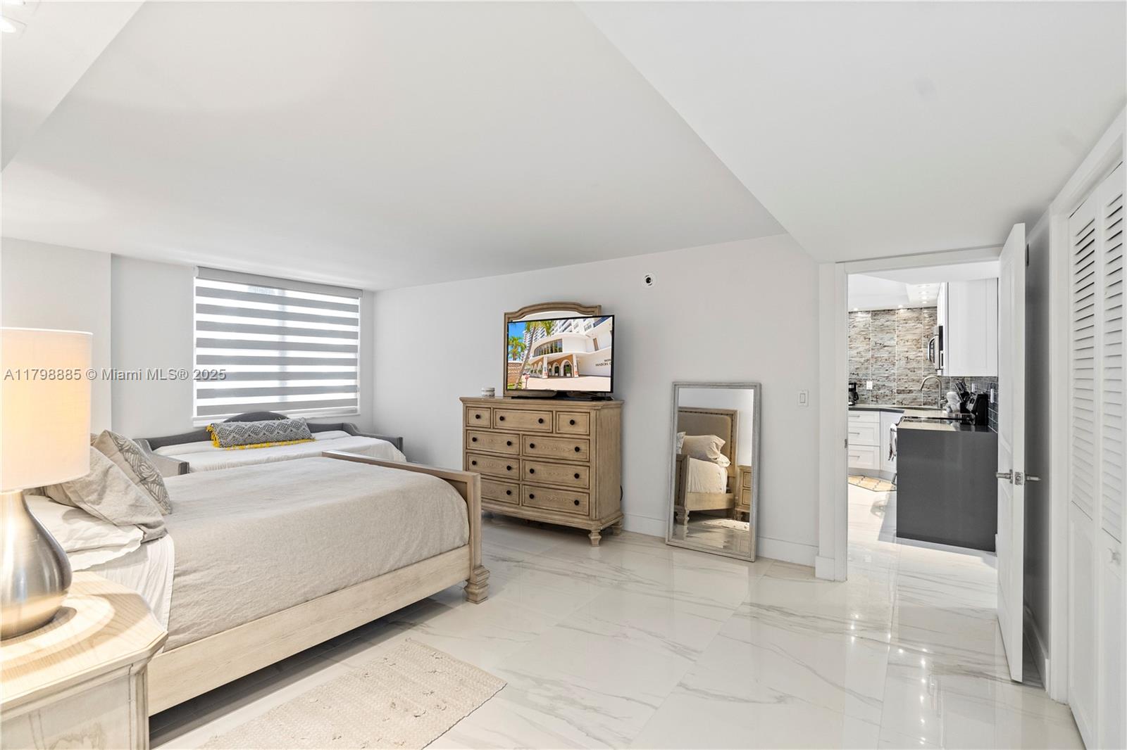 6039 Collins Ave # 521