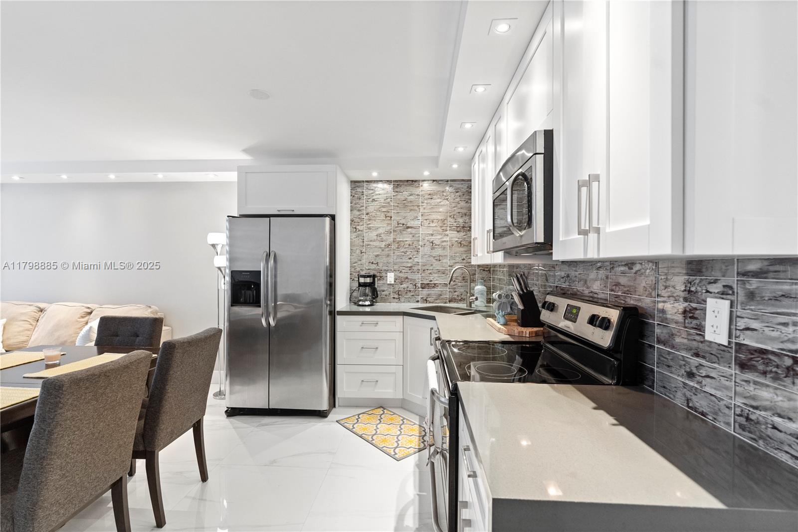 6039 Collins Ave # 521